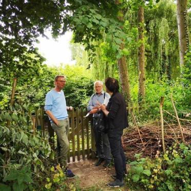 Angeregtes Gespräch dreier Personen am Löschteich